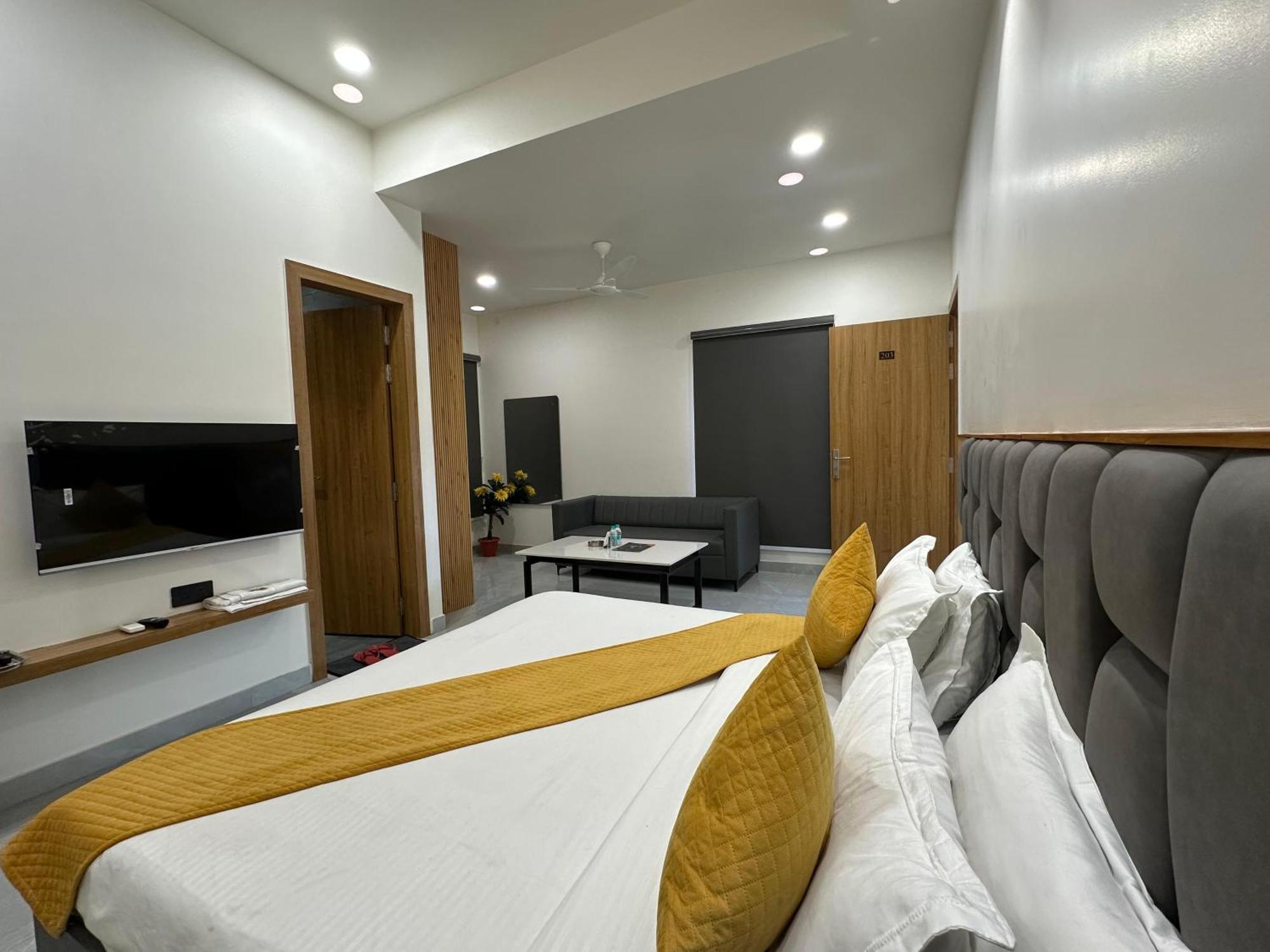 Hotel Sky Way Inn Hisār المظهر الخارجي الصورة