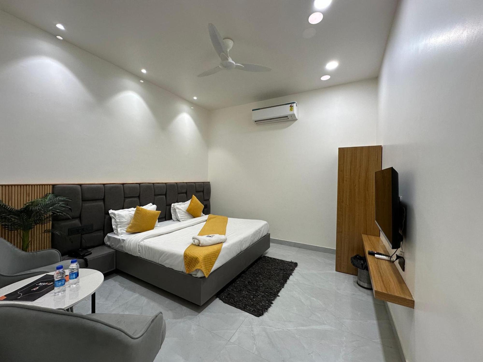 Hotel Sky Way Inn Hisār المظهر الخارجي الصورة